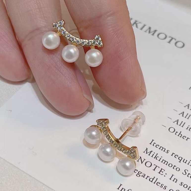 Smile Pearl Stud earrings 18K gold-plated, a versatile accessory for socialites. Three-piece curved small stud earrings, natural freshwater pearl, a live-streaming bestseller jewelry necklace Application Scenario