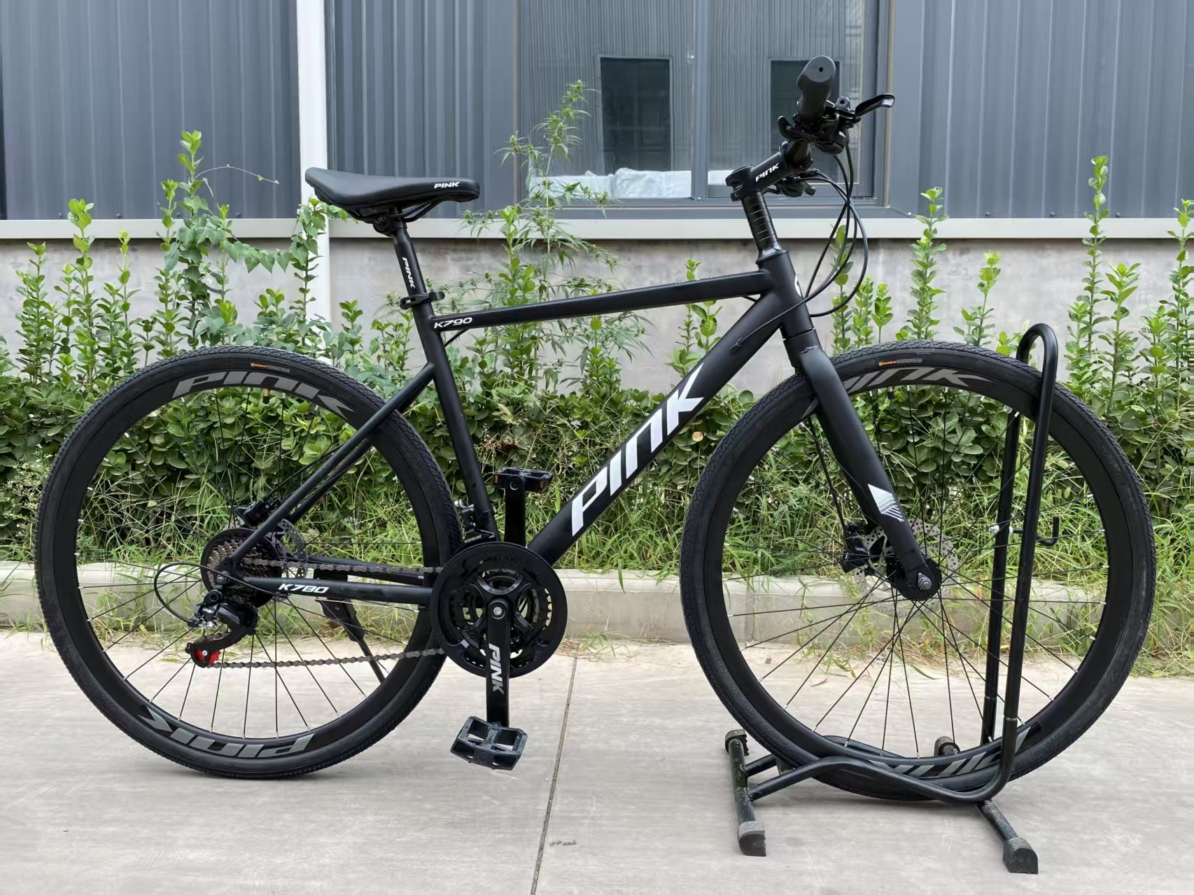 K-790，公路自行车 高碳钢车架 铁前叉 PINK油刹系统 速度24速变速器 铁轴承花鼓 康帕斯35C外胎