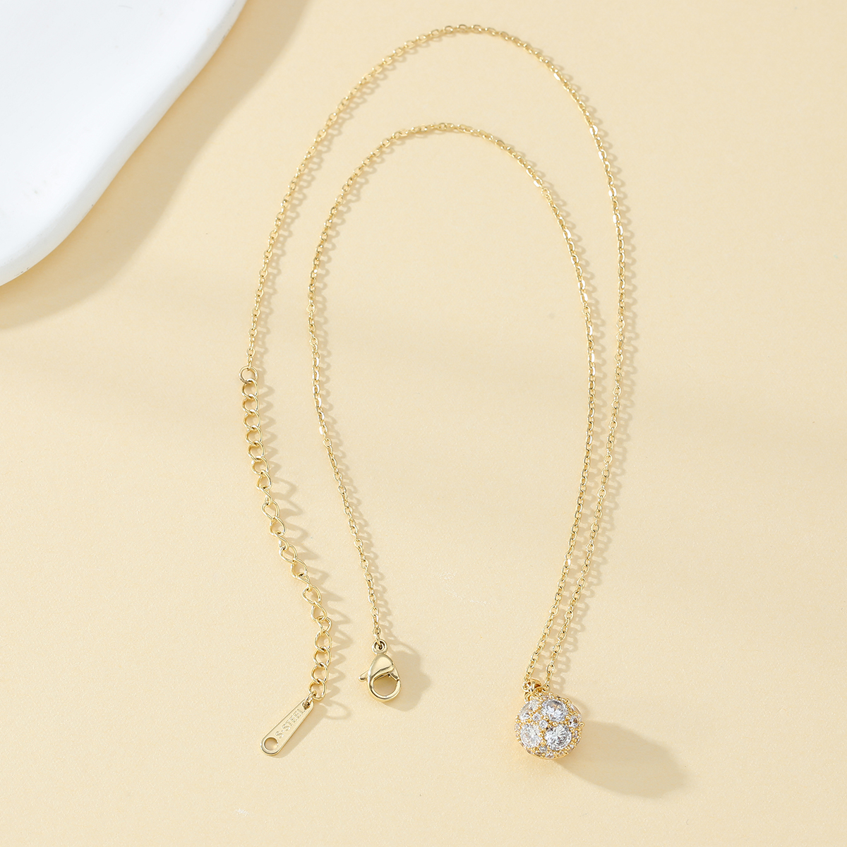 旭晖品牌球体镶锆石铜镀真金项链不锈钢女款新款奢饰品时尚配饰白底实物图