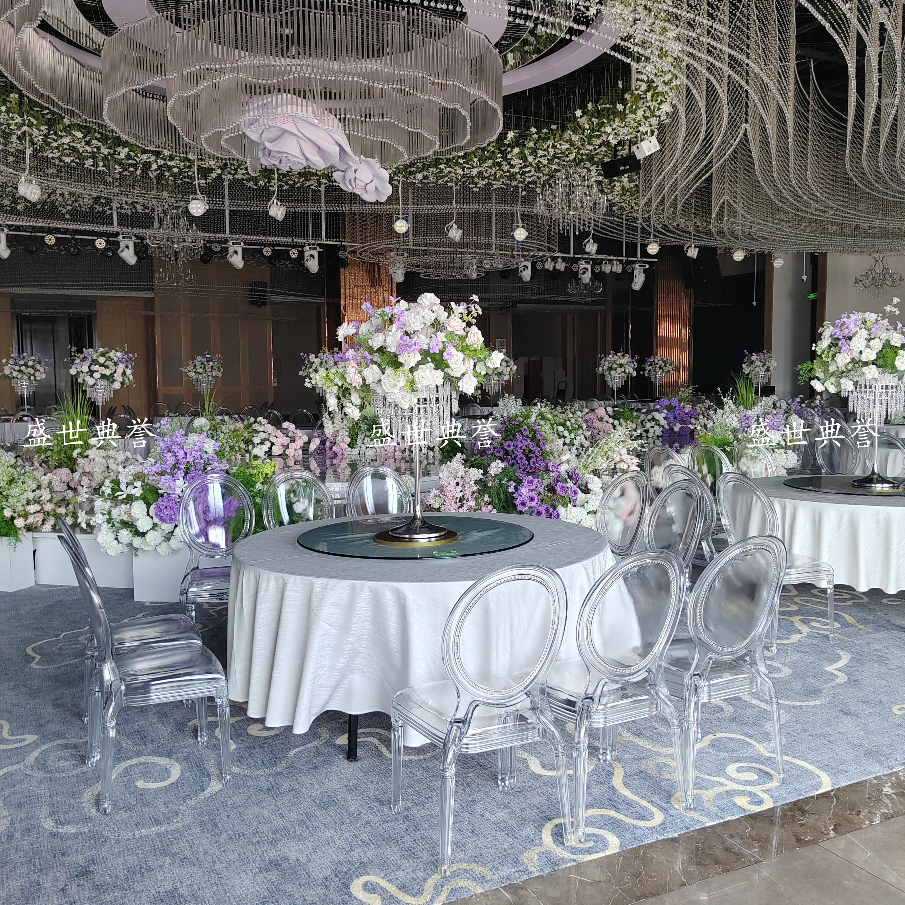 The theme wedding tables and chairs, banquet center of Suzhou Resort Hotel, acrylic transparent chairs, and outdoor crystal chairs for export Item Picture
