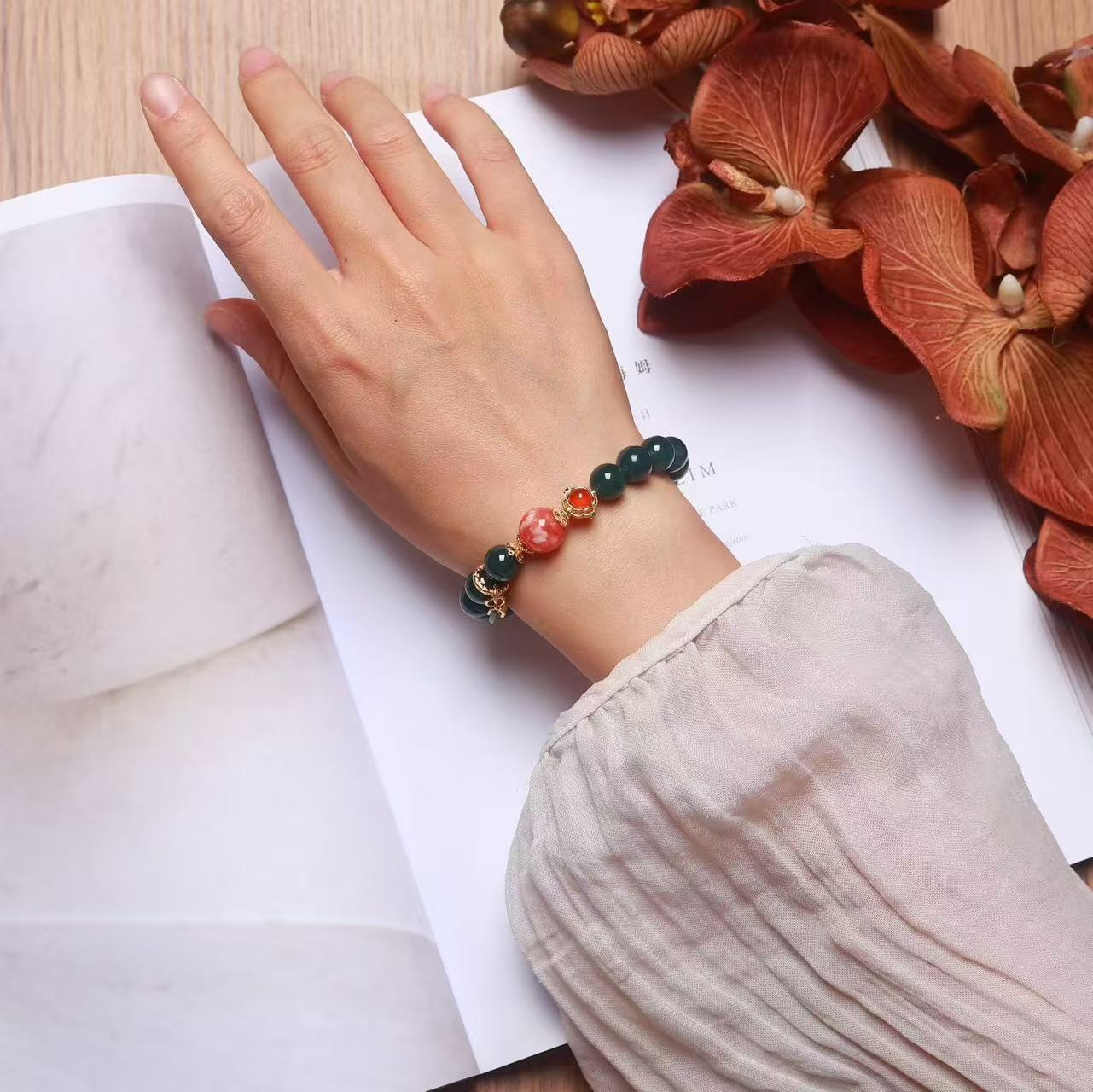 道毅珠宝天然蓝水翡翠水头冰白花南红约S925银镶嵌南红配饰海纹石约翡翠小扣白底实物图