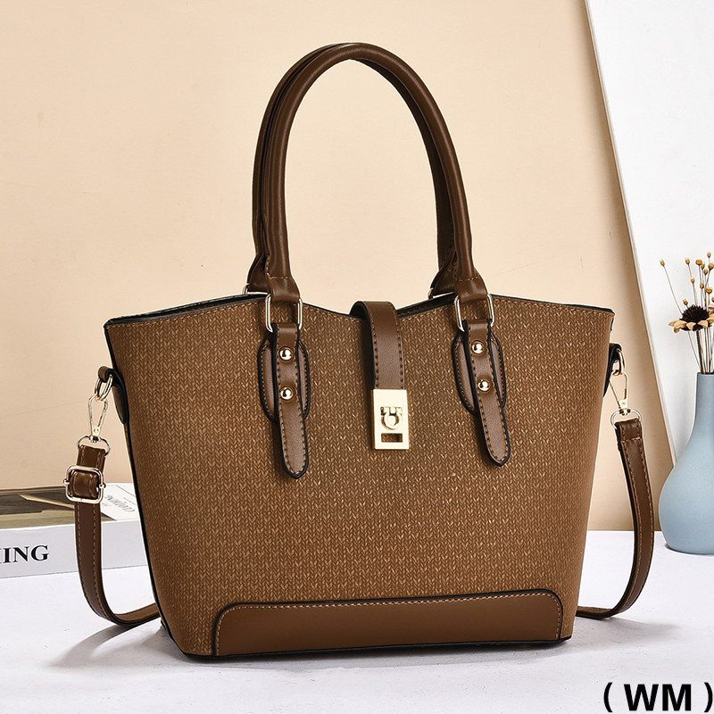 Meifang Luggage and Yiding Bag Industry's new women's bag, large-capacity hand-held shoulder crossbody bag BGB8080-7 Application Scenario
