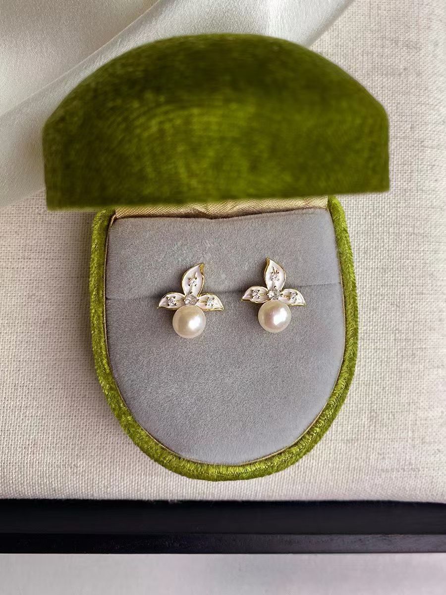 Freshwater pearl camellia design-sense stud earrings, women's fashionable and elegant, niche and high-end light luxury earrings, versatile earrings detail image 7