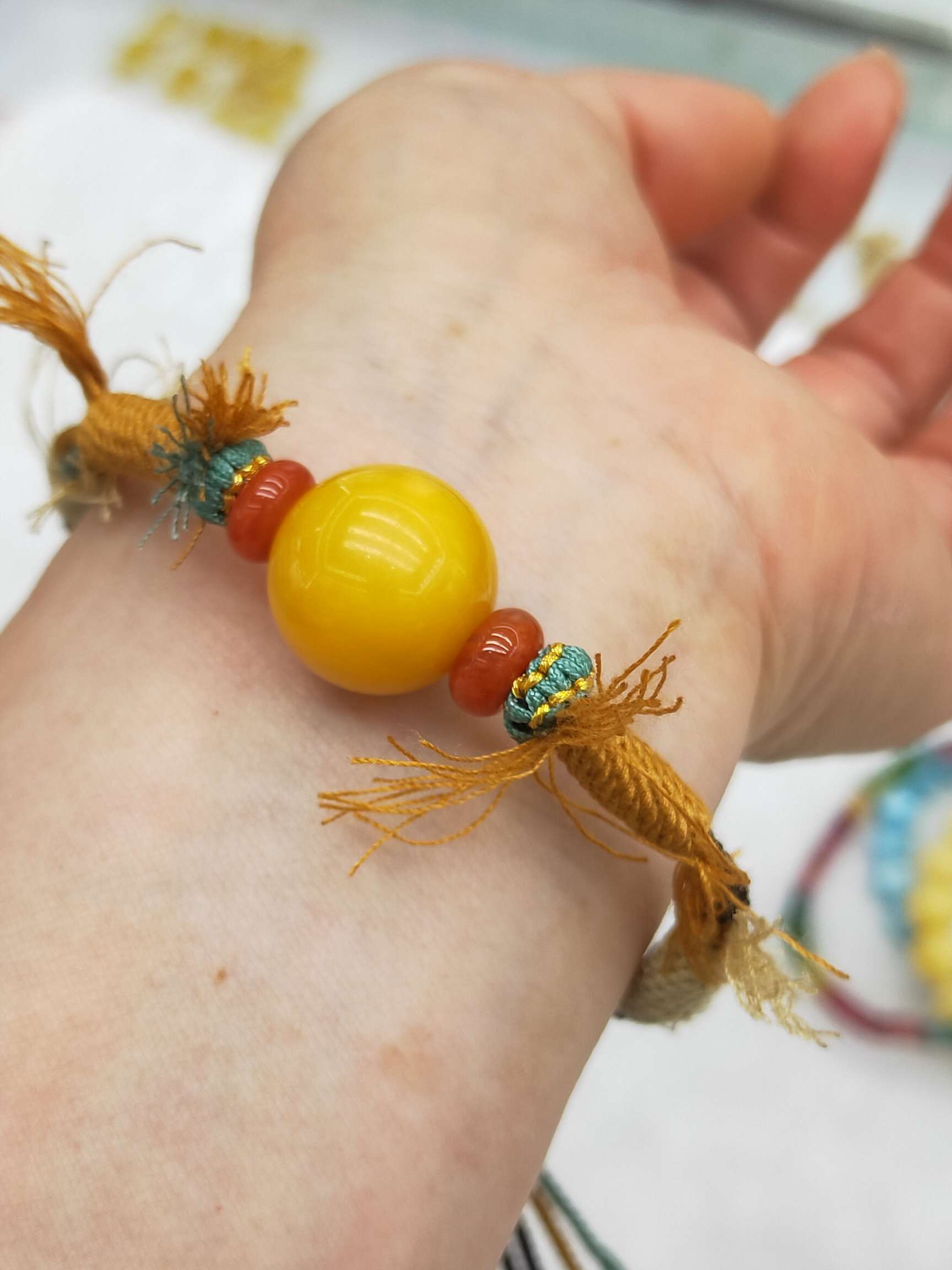 原矿蜜蜡，鸡油黄，珠子直径15.6毫米，搭配南红甜甜圈⭕ 手工编绳，5条起批💰 性价比高[强]