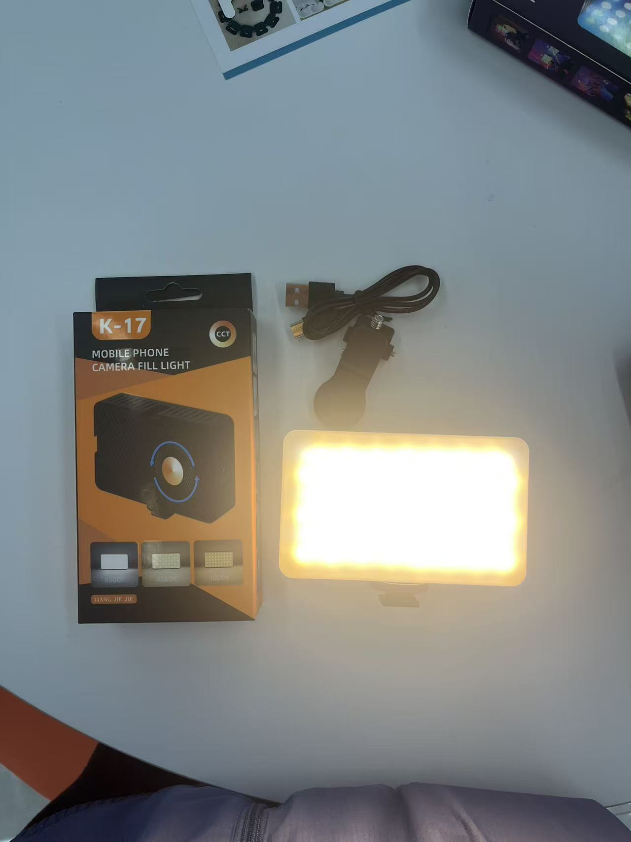 Mini portable knob for mobile phones, LED fill light, external live streaming flash, beauty selfie, facial lighting details Picture