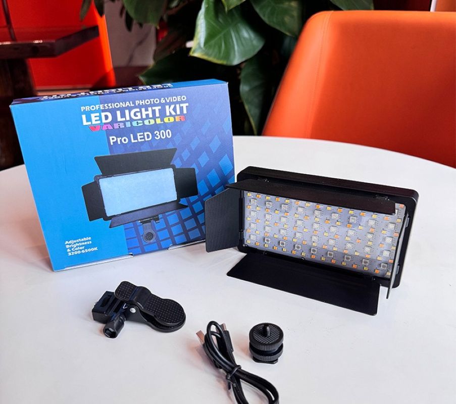 U300 live streaming fill light, photography, RGB pocket light, square handheld tablet battery, portable for outdoor use Application Scenario