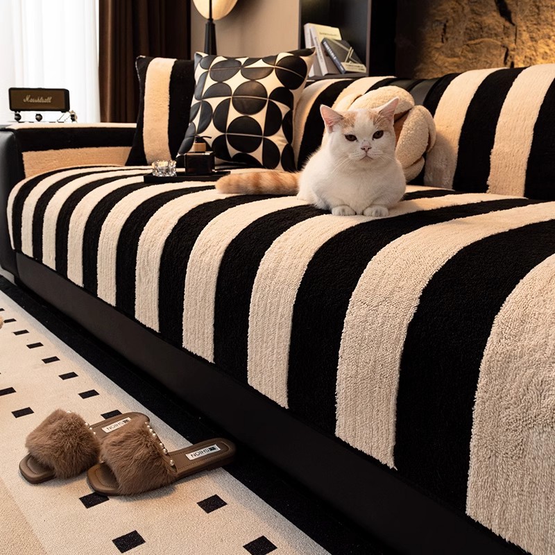 This multi-color textile, leather and knitted fabric has a soft hand feel and is suitable for multi-purpose use in clothing and home textiles