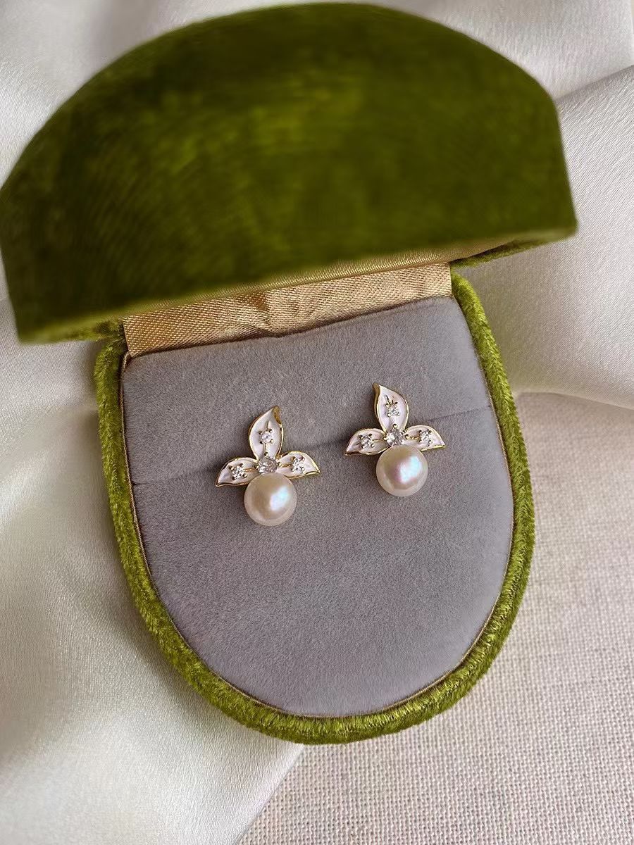 Freshwater pearl camellia design-sense stud earrings, women's fashionable and elegant, niche and high-end light luxury earrings, versatile earrings detail image 2