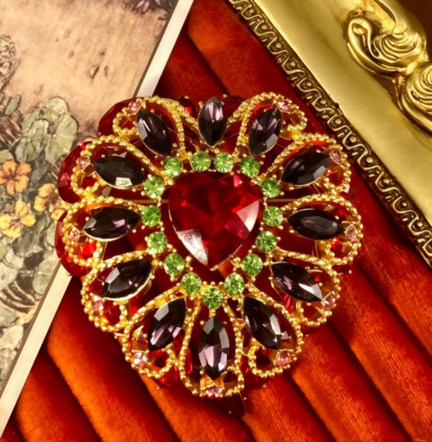 【SUGEBEINI】 Retro court style heart gemstone brooch, red, black and green contrasting diamond brooch, light luxury, niche and high-end banquet accessory ZX00032