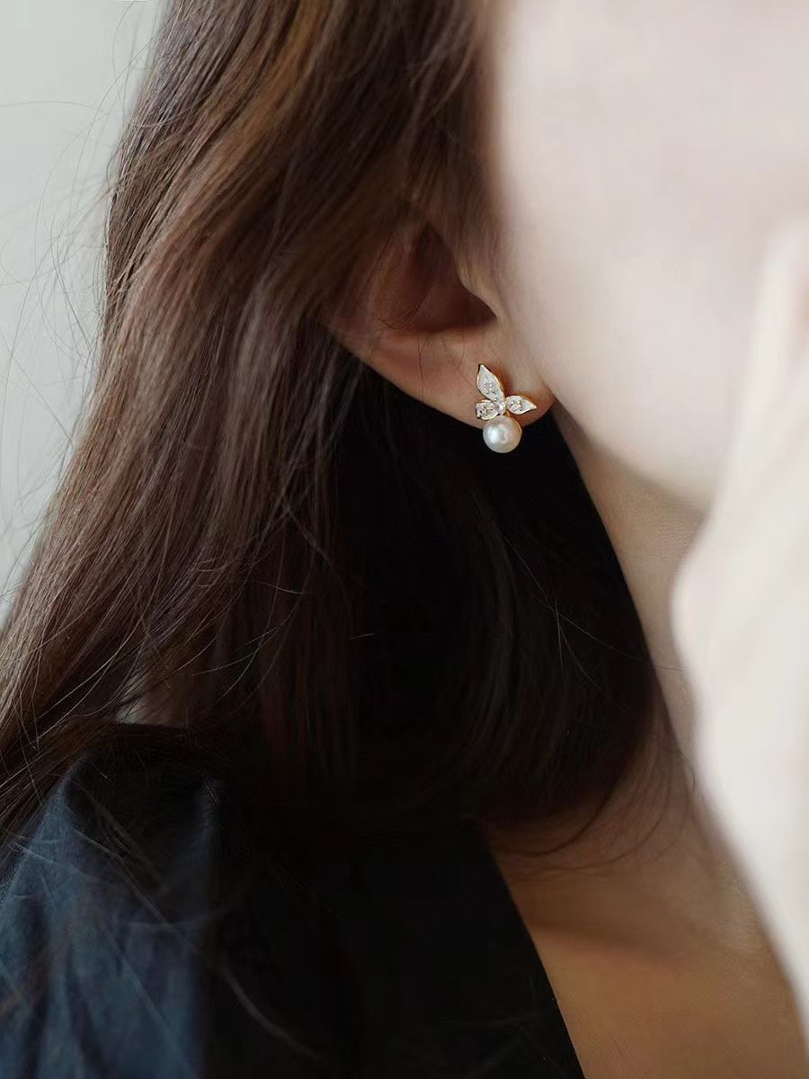 Freshwater pearl camellia design-sense stud earrings, women's fashionable and elegant, niche and high-end light luxury earrings, versatile earrings detail image 5
