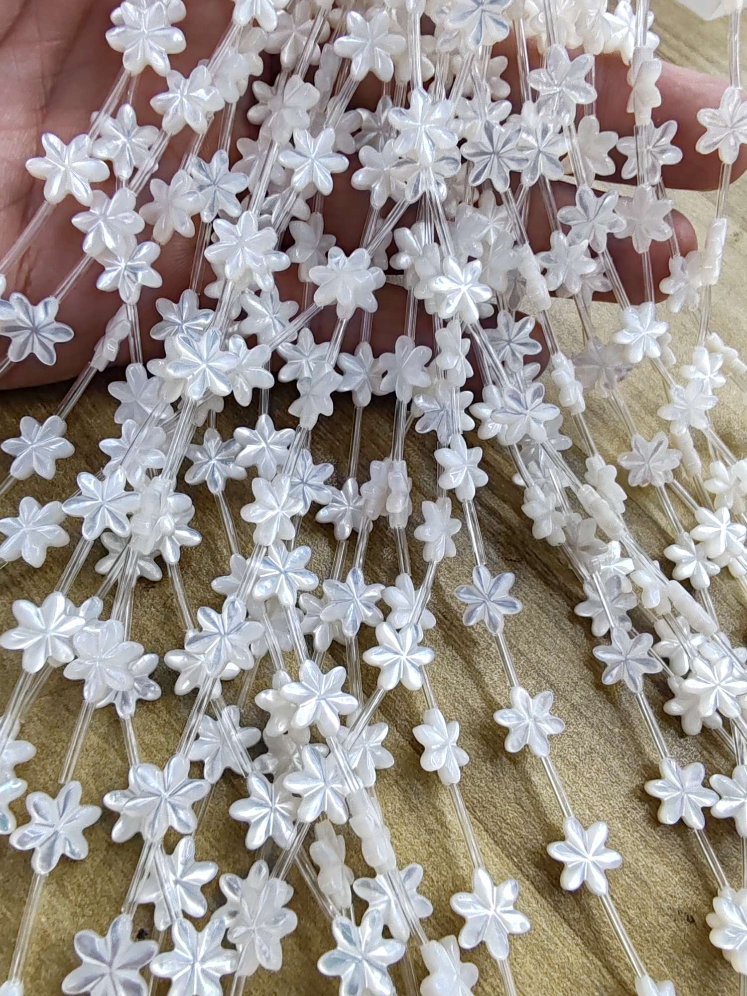 Natural shell white butterfly shell carved six-petal small flower DIY accessory and jewelry accessory Specification image