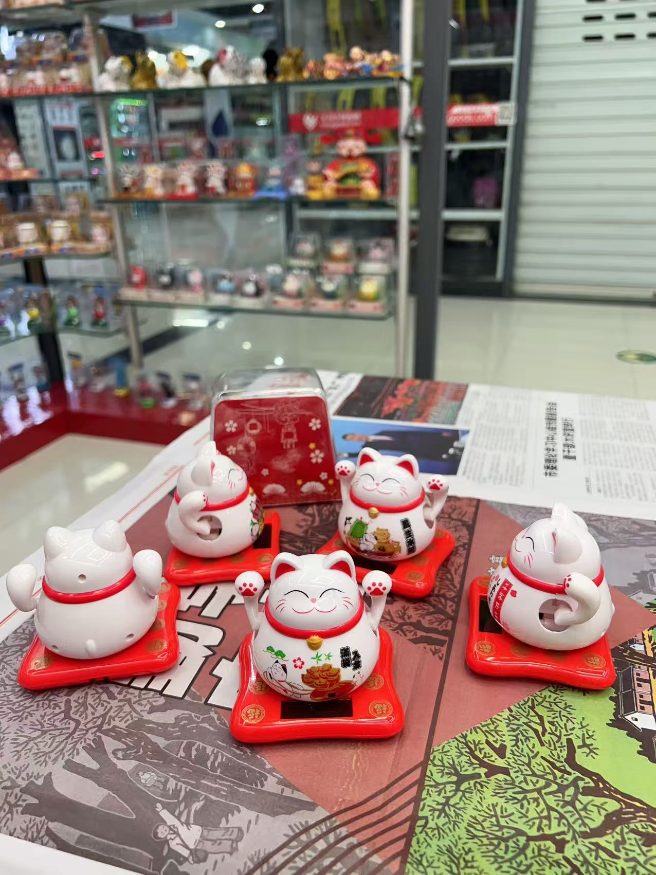 新款薄底招财猫太阳能摆件生意兴隆白色发财猫千客万来小汽车摆件细节图
