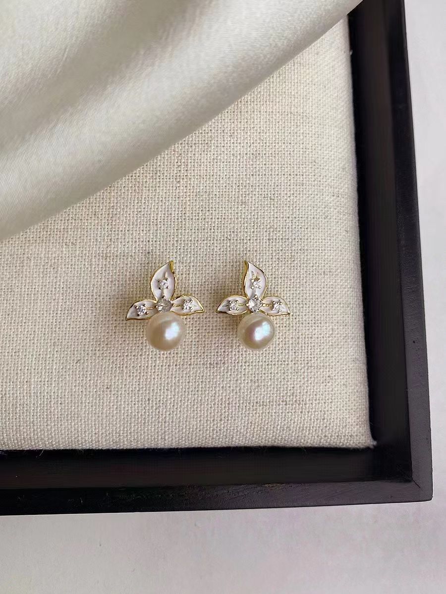 Freshwater pearl camellia design-sense stud earrings, women's fashionable and elegant, niche and high-end light luxury earrings, versatile earrings Application Scenario