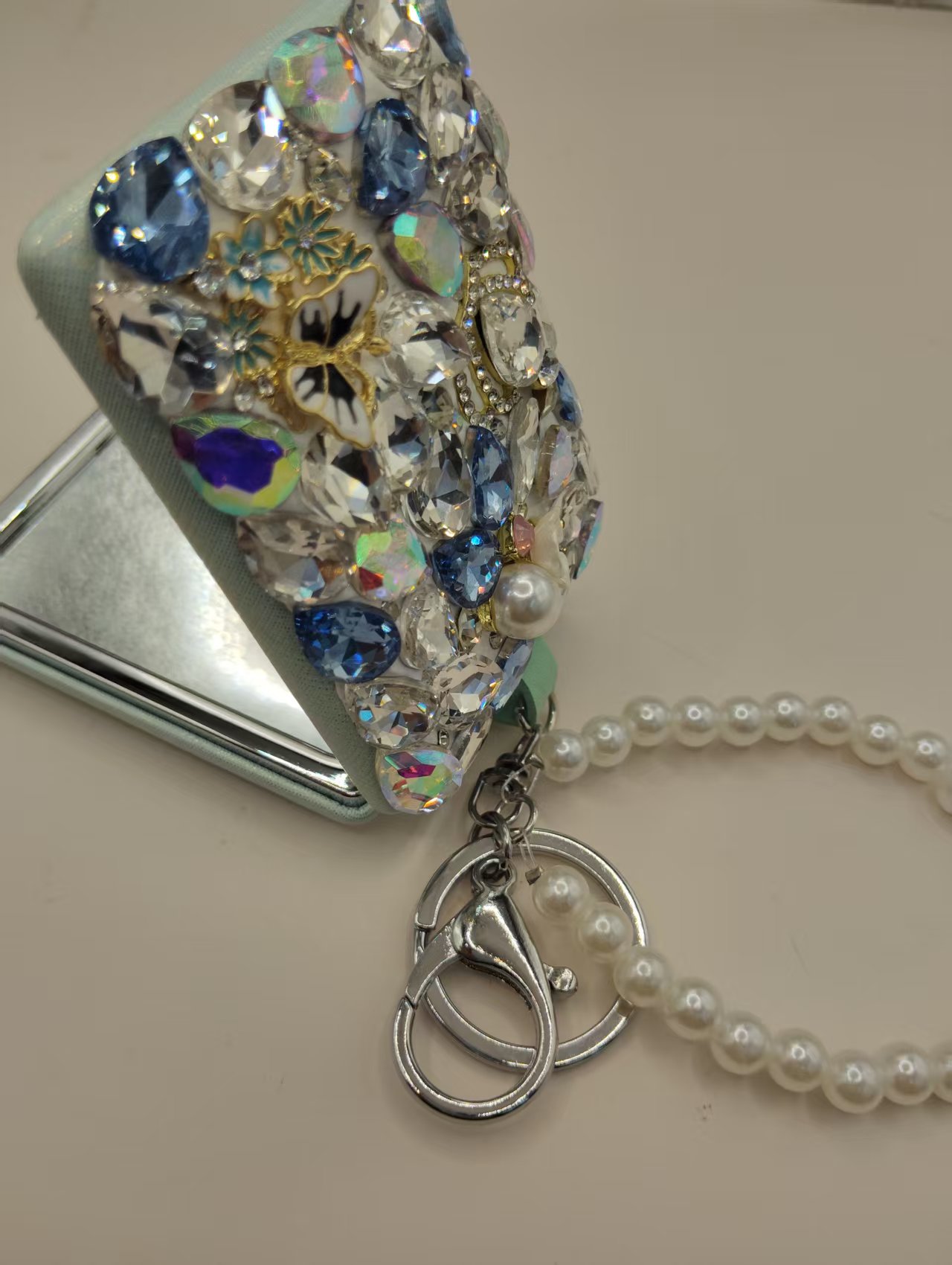 European and American foreign trade Christmas snowflake diamond-encrusted keychain commemorative small gifts, festival gift pendants, AliExpress supply sources, Valentine's Day gifts, hand-crocheted cultural and creative gift boxes, preserved flower gifts, couplets, Spring Festival couplets Application Scenario