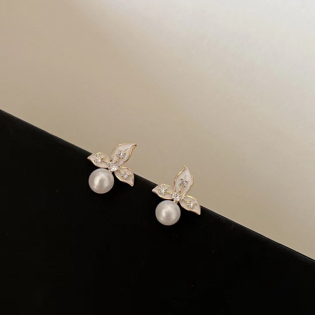 Freshwater pearl camellia design-sense stud earrings, women's fashionable and elegant, niche and high-end light luxury earrings, versatile earrings Item Picture