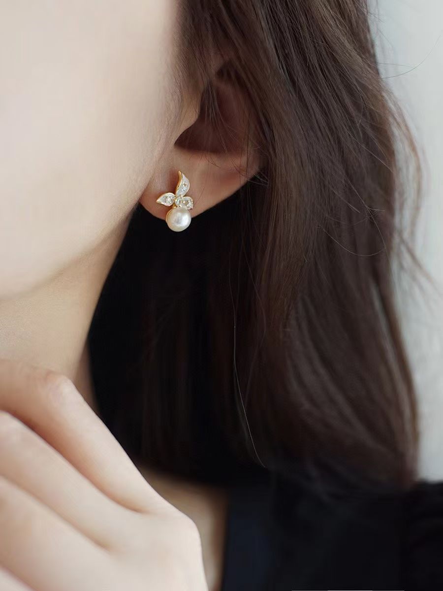 Freshwater pearl camellia design-sense stud earrings, women's fashionable and elegant, niche and high-end light luxury earrings, versatile earrings details Picture