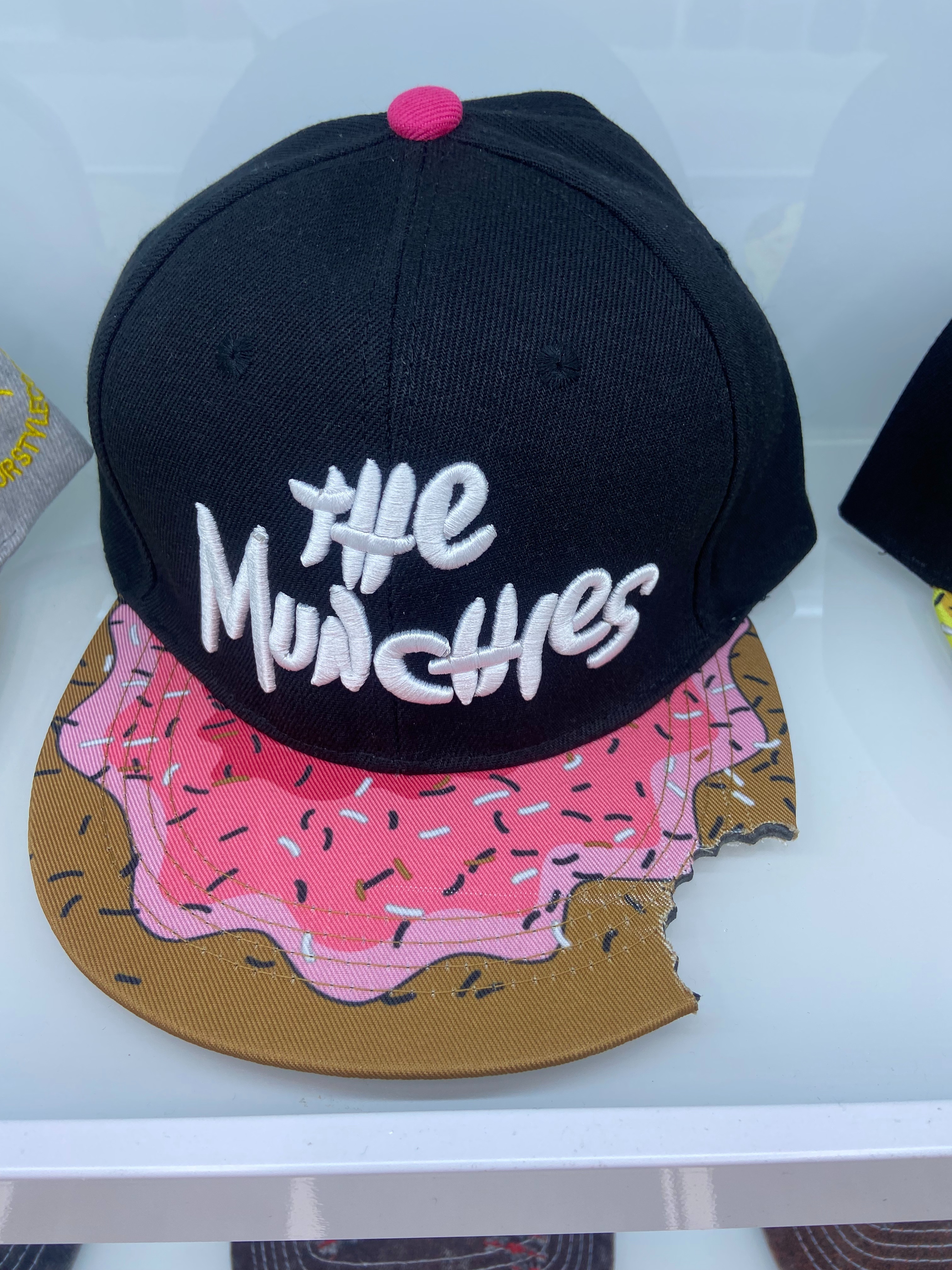 “THE MUNCHIES”主题棒球帽，粉色糖霜与彩撒设计，潮酷又可爱，引爆街头时尚新潮流棒球帽