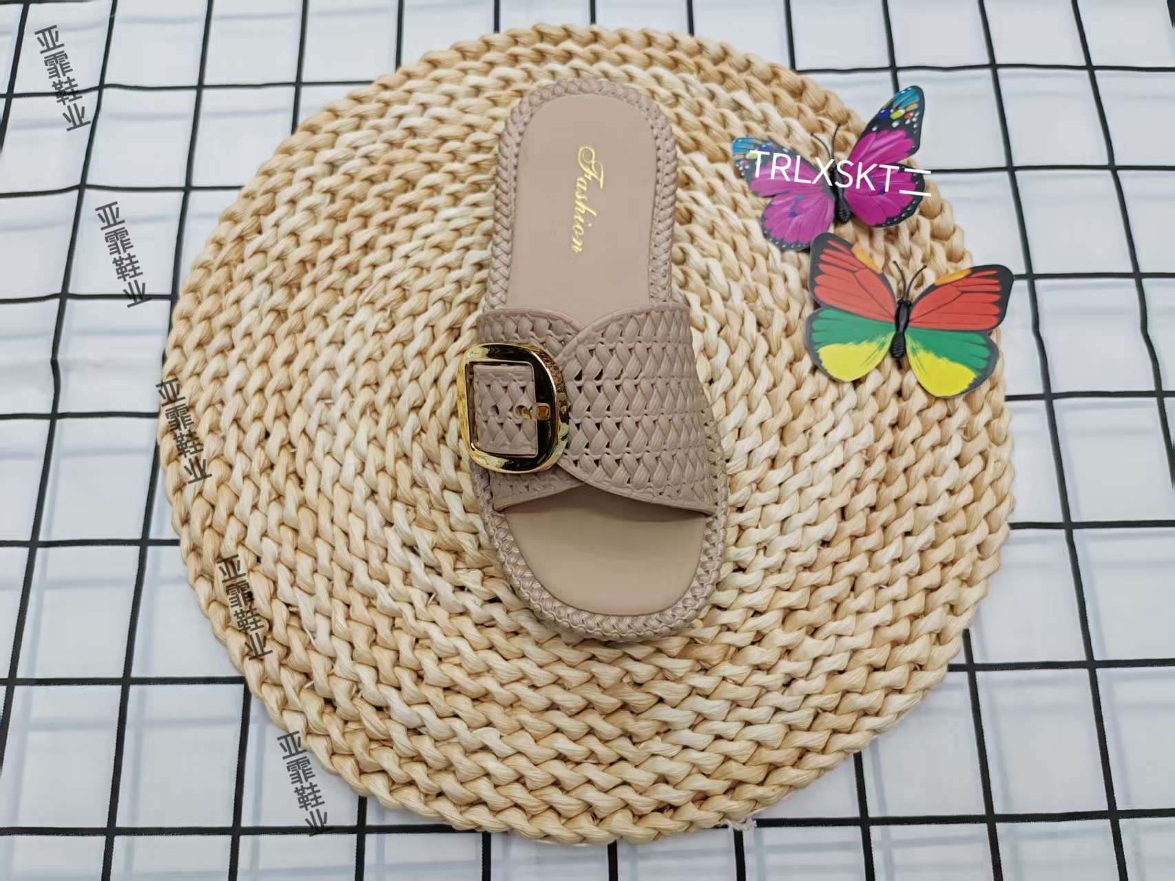 New solid-colored flat-bottomed outerwear flip-flops for children in summer 2025 thumbnail