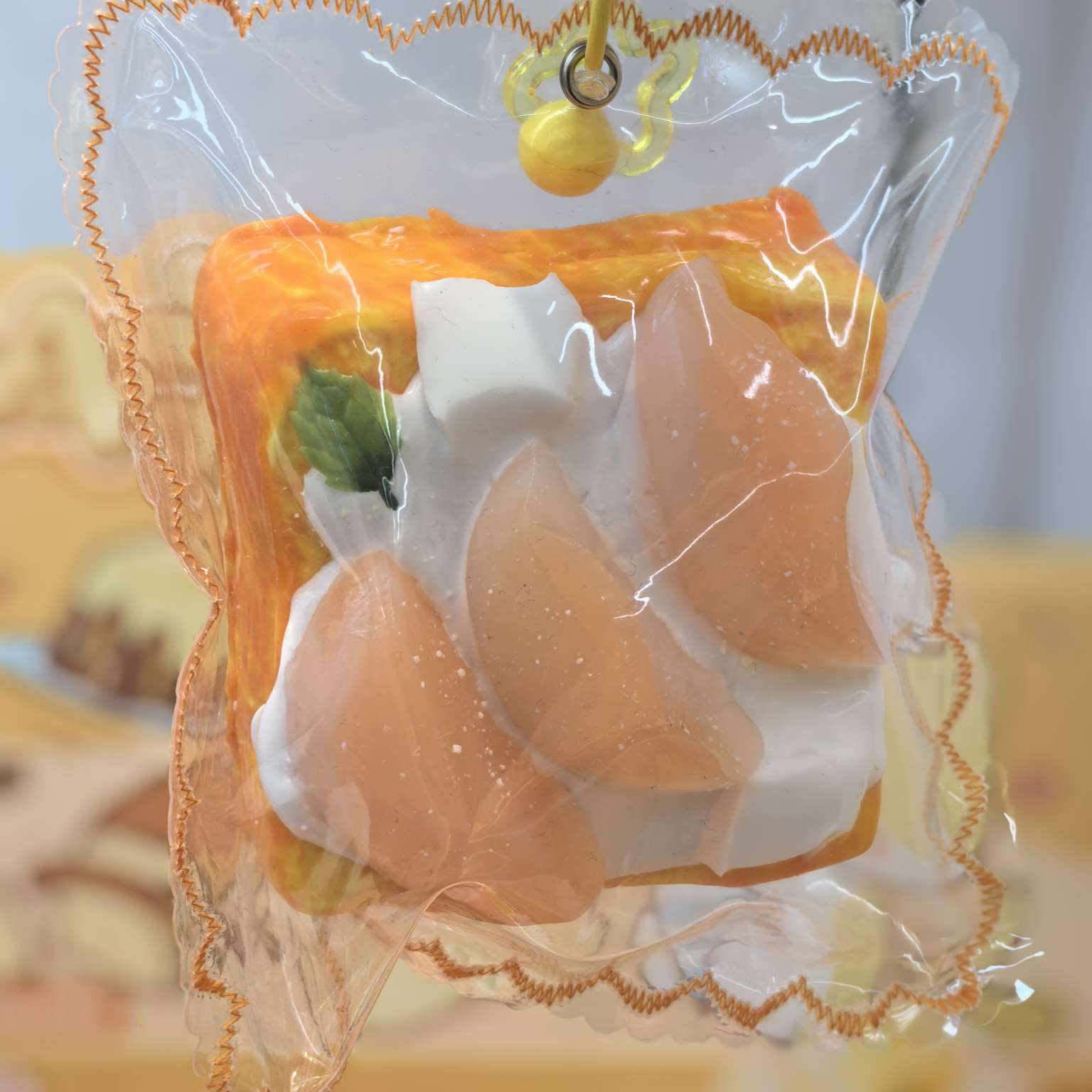 Manufacturer's heavy industry Stress-relieving Piningle food-grade silicone peach cream toast, a pure handcrafted stress-relieving toy