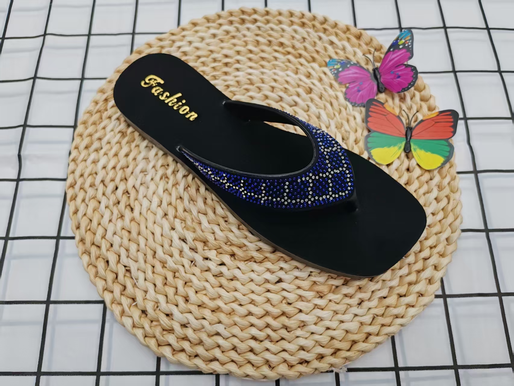 New anti-slip diamond-encrusted flat flip-flops for summer 2025 details Picture