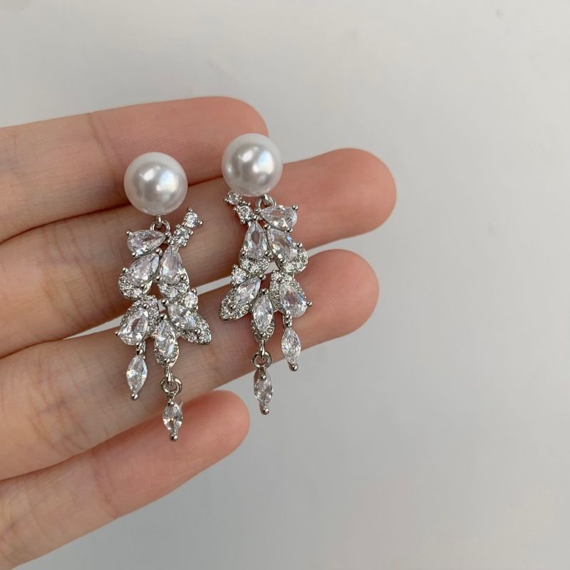 The new wheat ear light luxury high-end niche super sparkling zircon tassel earrings are exquisite and versatile, featuring natural freshwater pearl earrings detail image 3