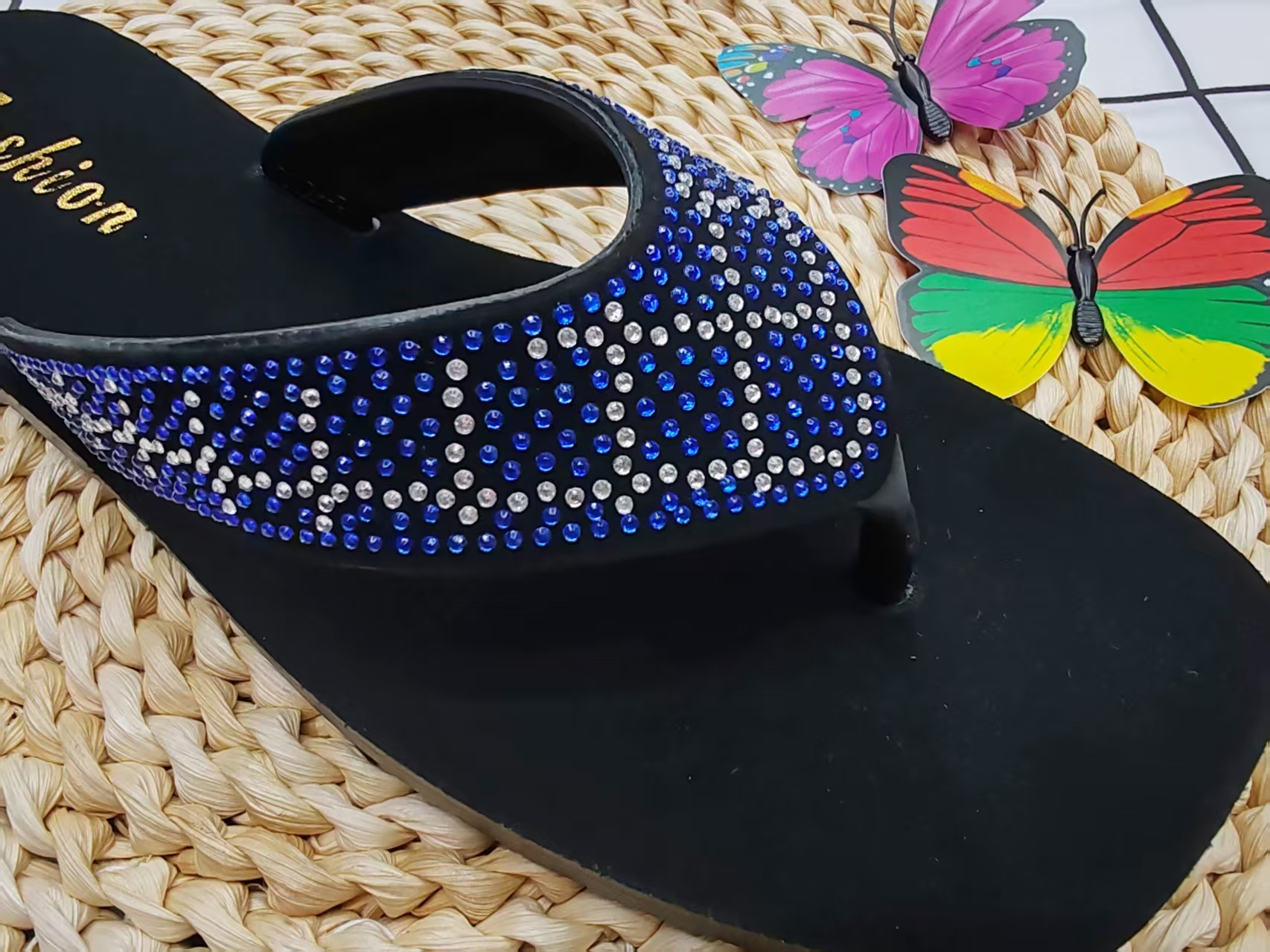New anti-slip diamond-encrusted flat flip-flops for summer 2025 Specification drawing