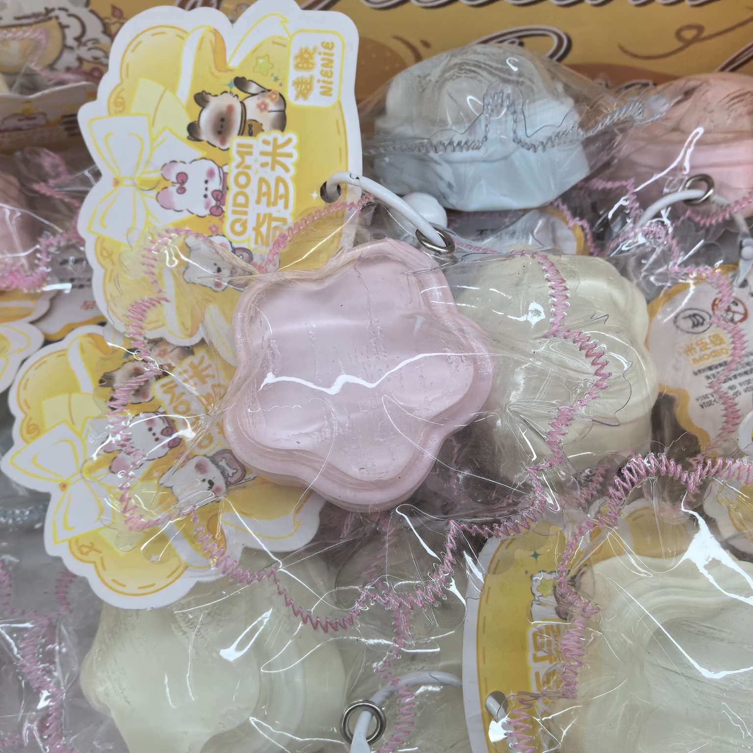 Food-grade silicone, hand-molded semi-transparent star-shaped stress-relieving toy Application Scenario