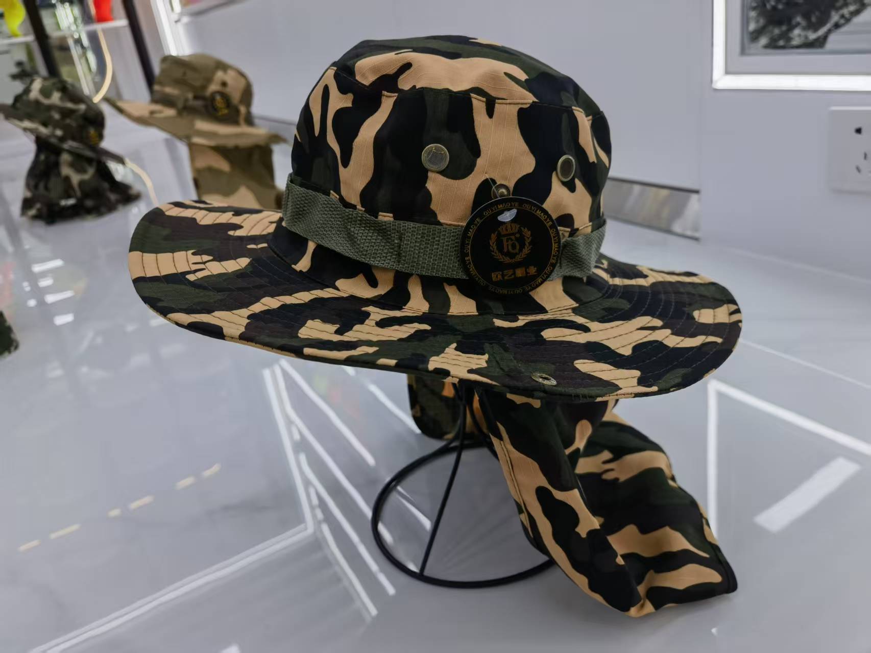 Outdoor adult sunshade, UV-proof and waterproof travel cape camouflage cap details Picture