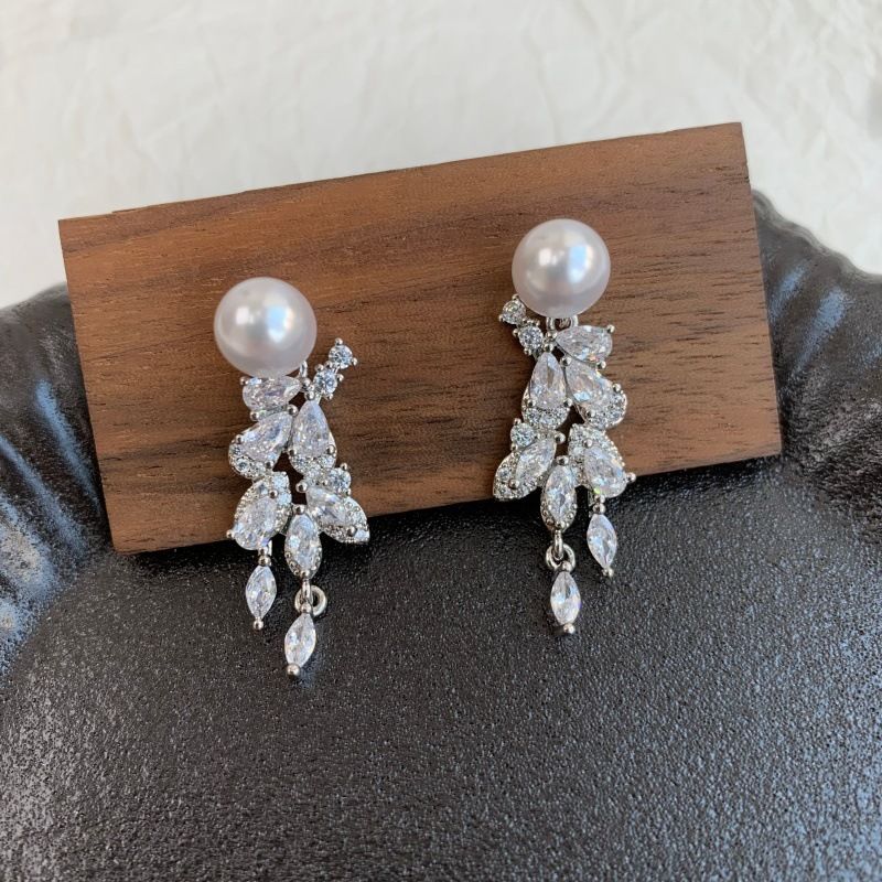 The new wheat ear light luxury high-end niche super sparkling zircon tassel earrings are exquisite and versatile, featuring natural freshwater pearl earrings Specification image