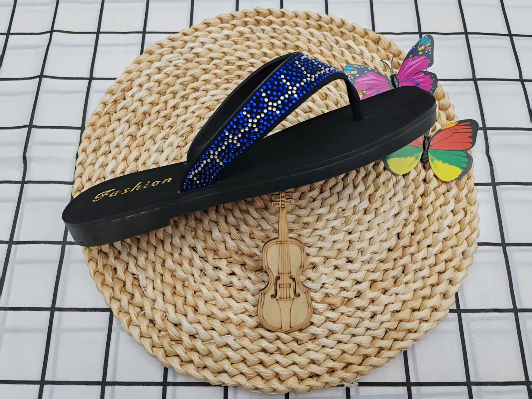 New anti-slip diamond-encrusted flat flip-flops for summer 2025 Application Scenario