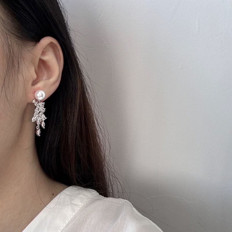 The new wheat ear light luxury high-end niche super sparkling zircon tassel earrings are exquisite and versatile, featuring natural freshwater pearl earrings detail image 4