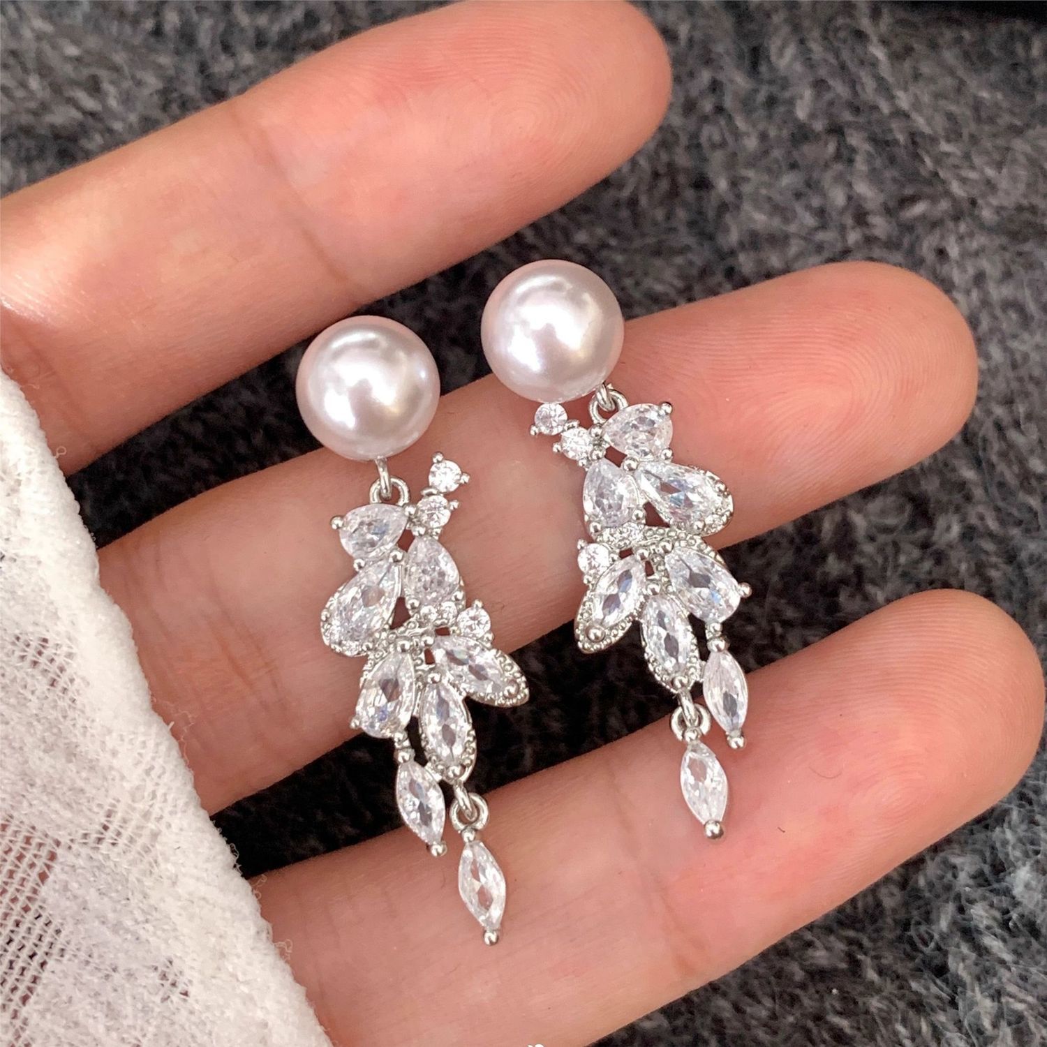 The new wheat ear light luxury high-end niche super sparkling zircon tassel earrings are exquisite and versatile, featuring natural freshwater pearl earrings detail image 8