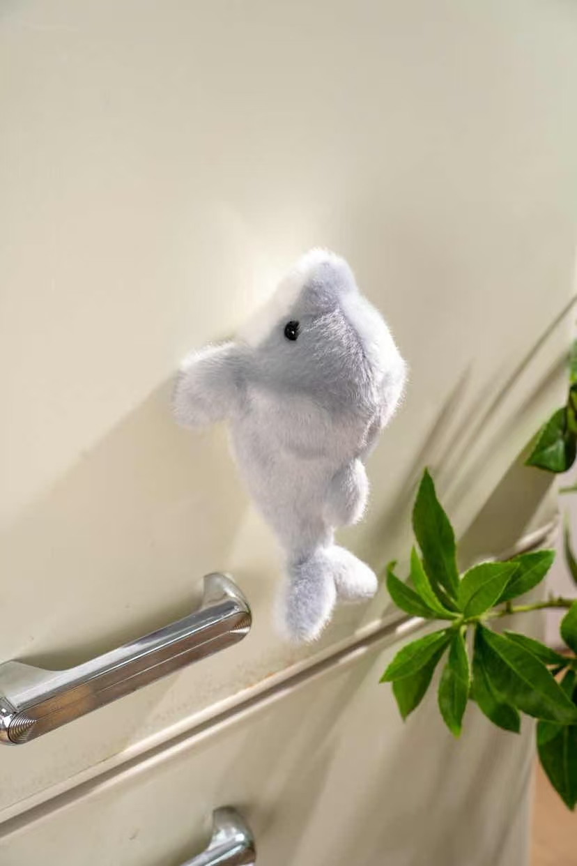 12cm软萌浅灰海豚毛绒公仔 两脚带磁铁可吸附 治愈系海洋风桌面车载摆件