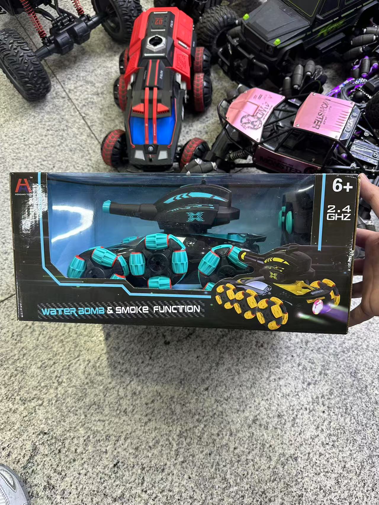 遥控6轮特技坦克变形翻跟斗可打水弹，喷雾