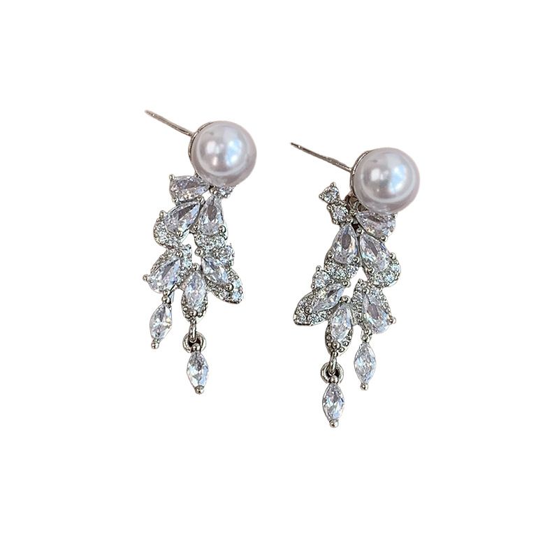 The new wheat ear light luxury high-end niche super sparkling zircon tassel earrings are exquisite and versatile, featuring natural freshwater pearl earrings detail image 6