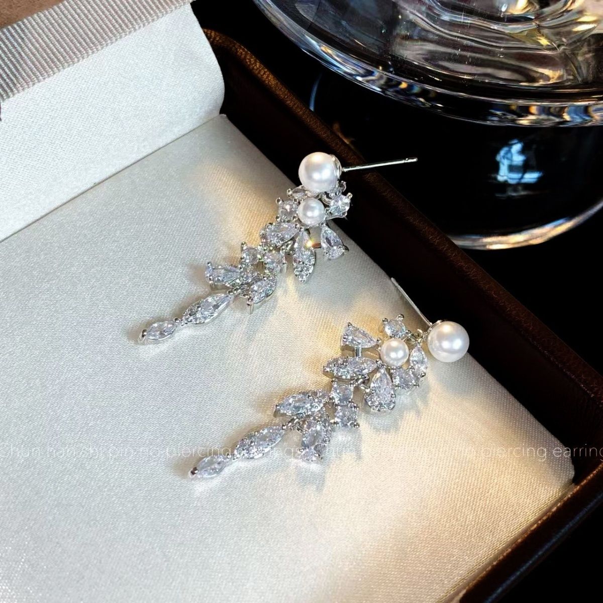 The new wheat ear light luxury high-end niche super sparkling zircon tassel earrings are exquisite and versatile, featuring natural freshwater pearl earrings detail image 10