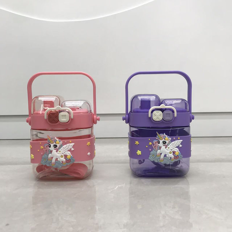 卡通独角兽恐龙双饮杯 大容量便携斜挎背带吸管杯 学生儿童防摔高颜值塑料水杯详情3