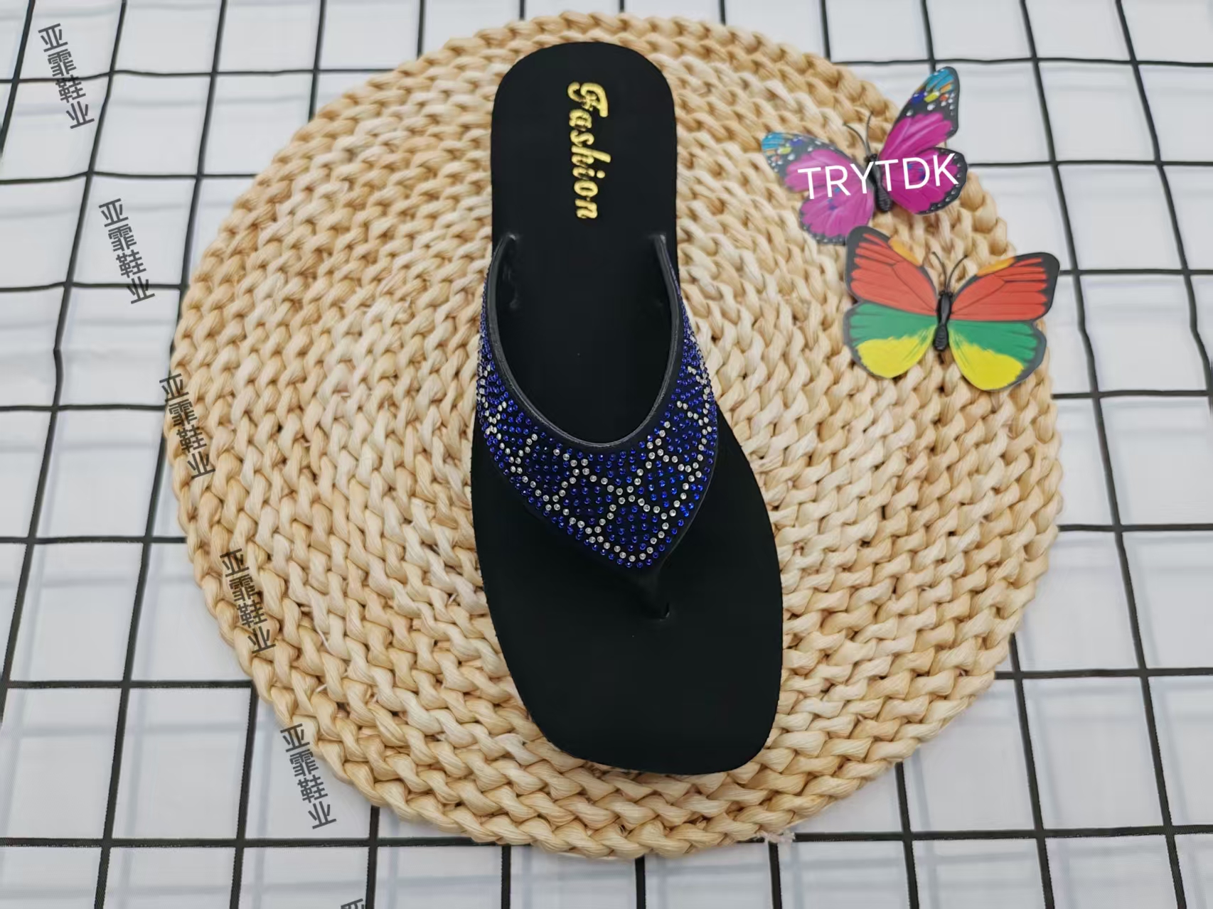 New anti-slip diamond-encrusted flat flip-flops for summer 2025 full figure