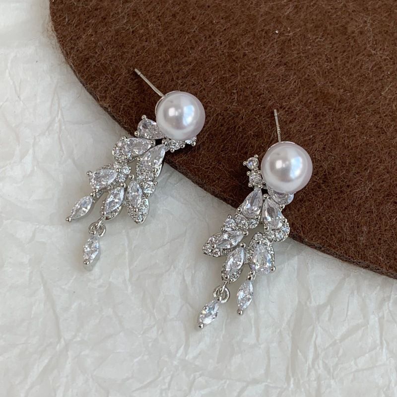 The new wheat ear light luxury high-end niche super sparkling zircon tassel earrings are exquisite and versatile, featuring natural freshwater pearl earrings Application Scenario