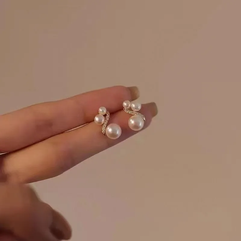 New and niche pearl stud earrings with a light luxury and simple design, a bestseller with a high-end and elegant style, pearl necklaces, jewelry and necklaces detail image 5