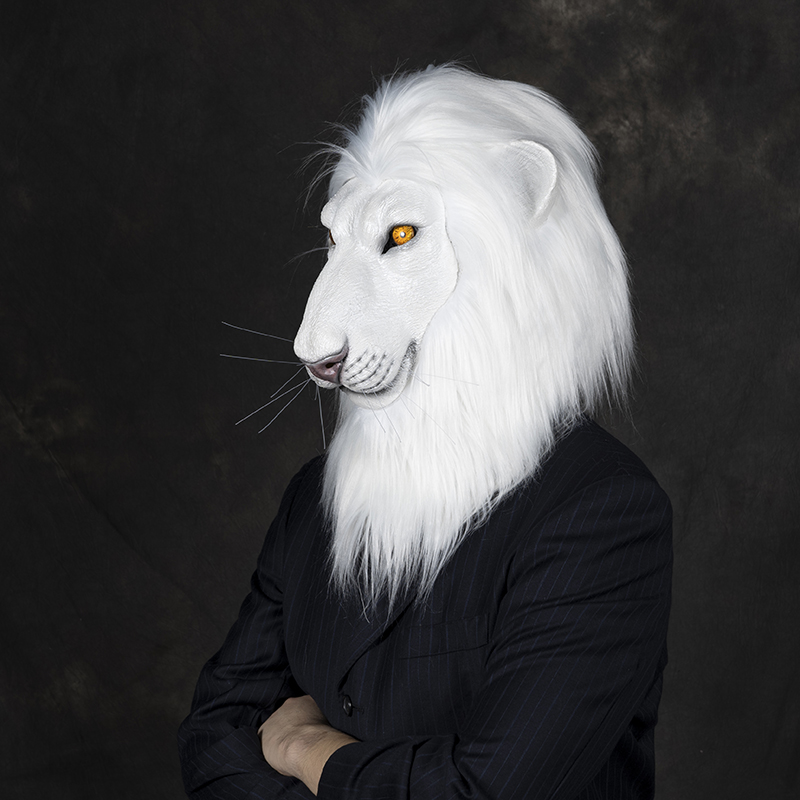 The white lion, dressed in a suit, was mysterious and imposing, drawing much attention. Specification image