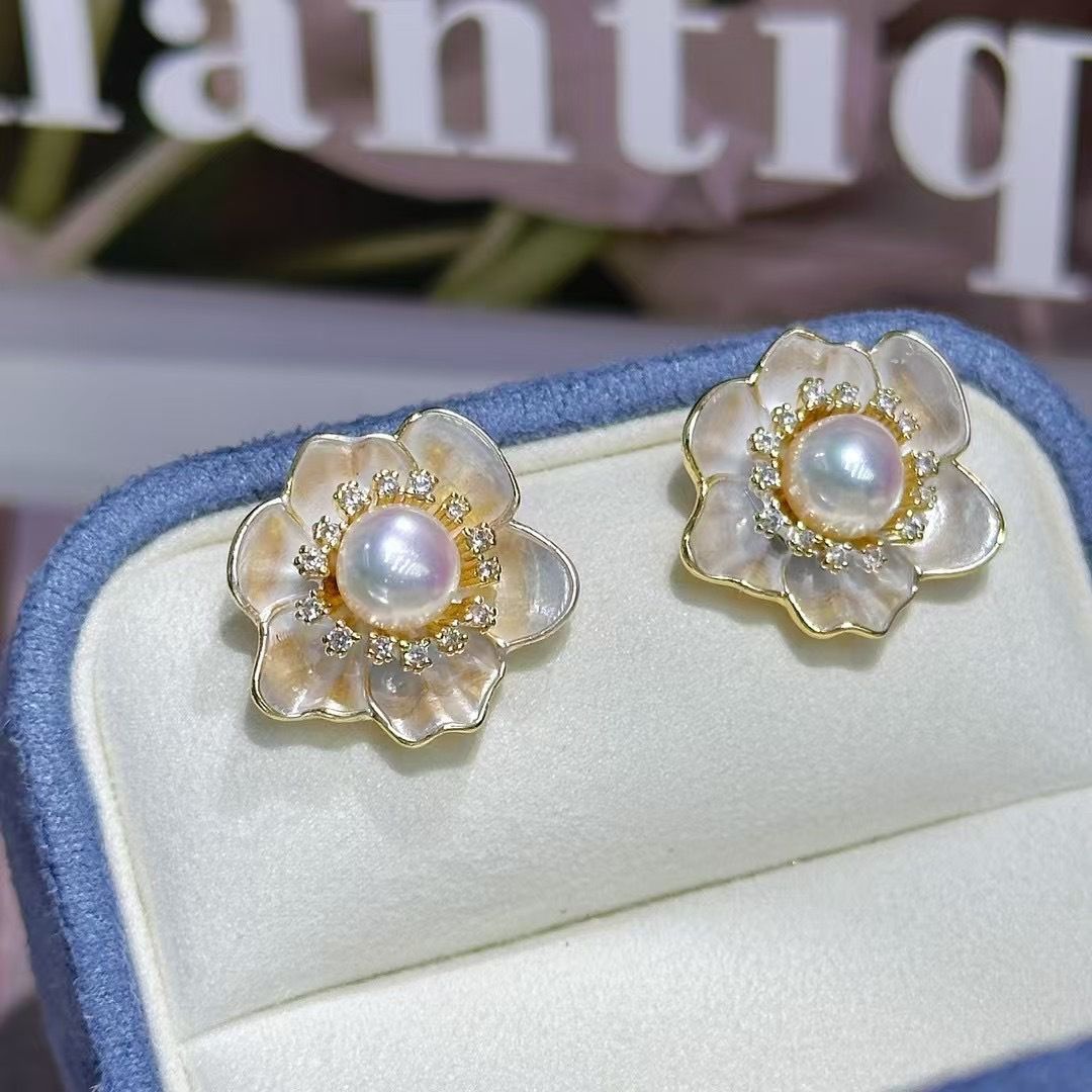 French light luxury and high-end style, exquisite zircon stud earrings, niche and fashionable style, freshwater pearl earrings, women's pearl necklace, necklace jewelry detail image 4