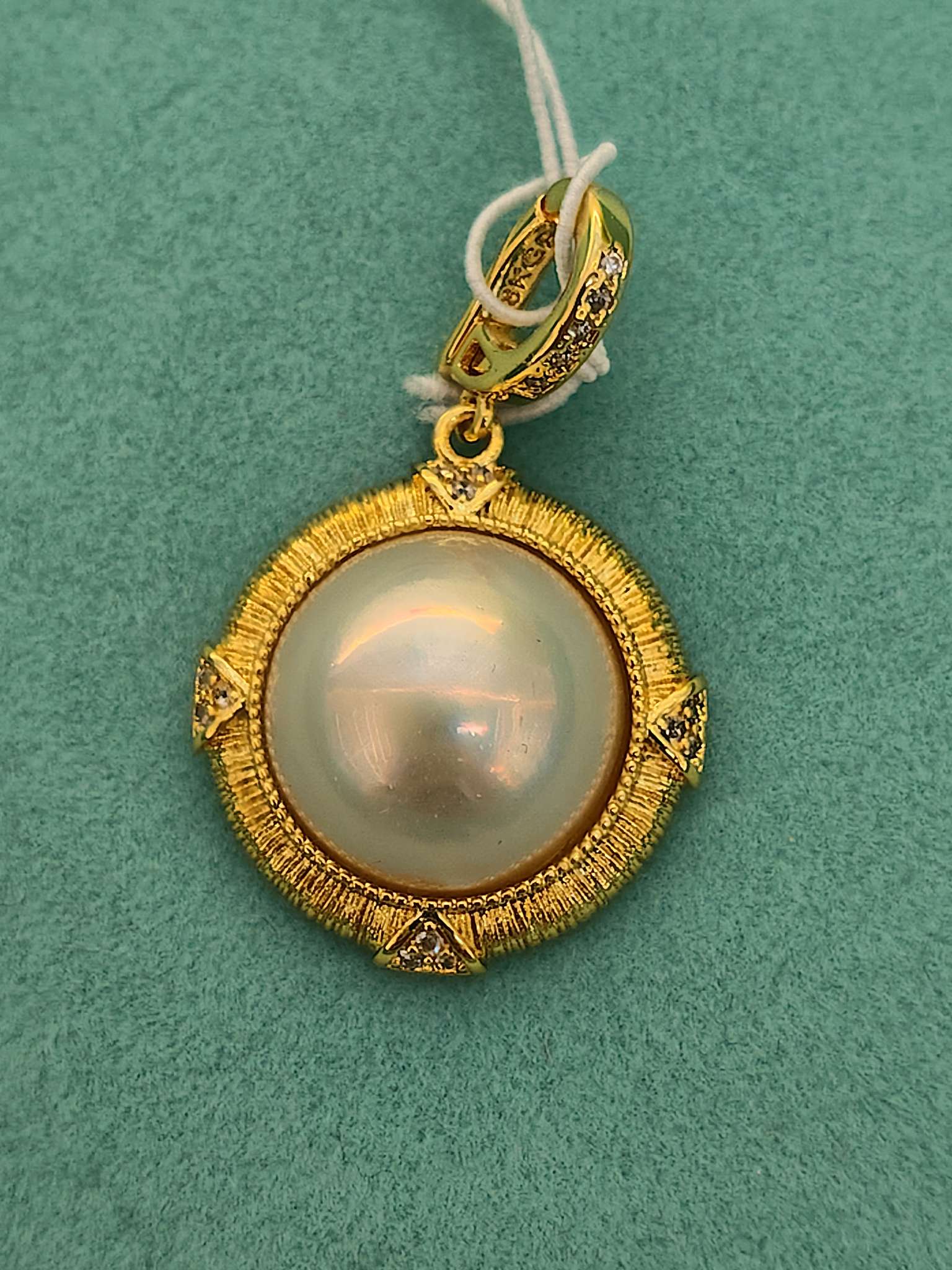 A perfect pearl gold pendant