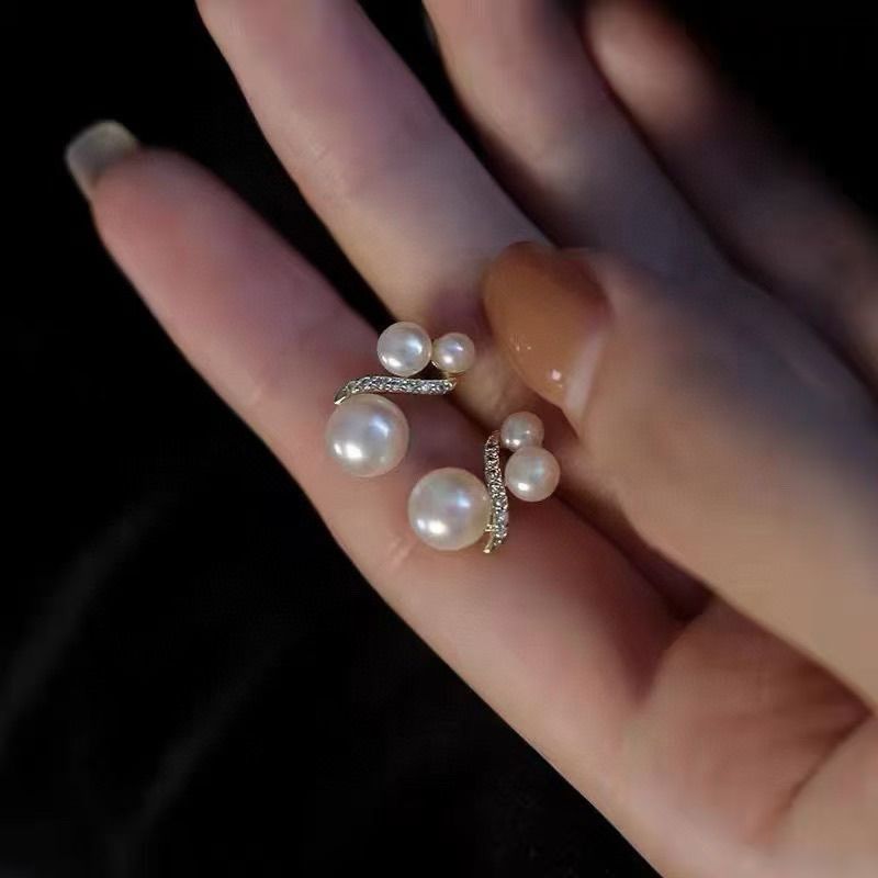 New and niche pearl stud earrings with a light luxury and simple design, a bestseller with a high-end and elegant style, pearl necklaces, jewelry and necklaces detail image 2