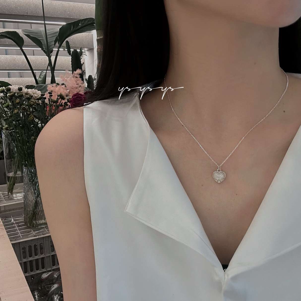 The pure silver shell heart-shaped bow necklace is simple and versatile, with a designed version details Picture