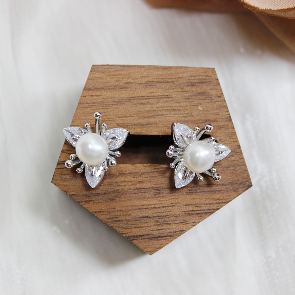 Schwa French high-end, light luxury, shining and elegant pearl earrings, flower center pearl necklace detail image 5