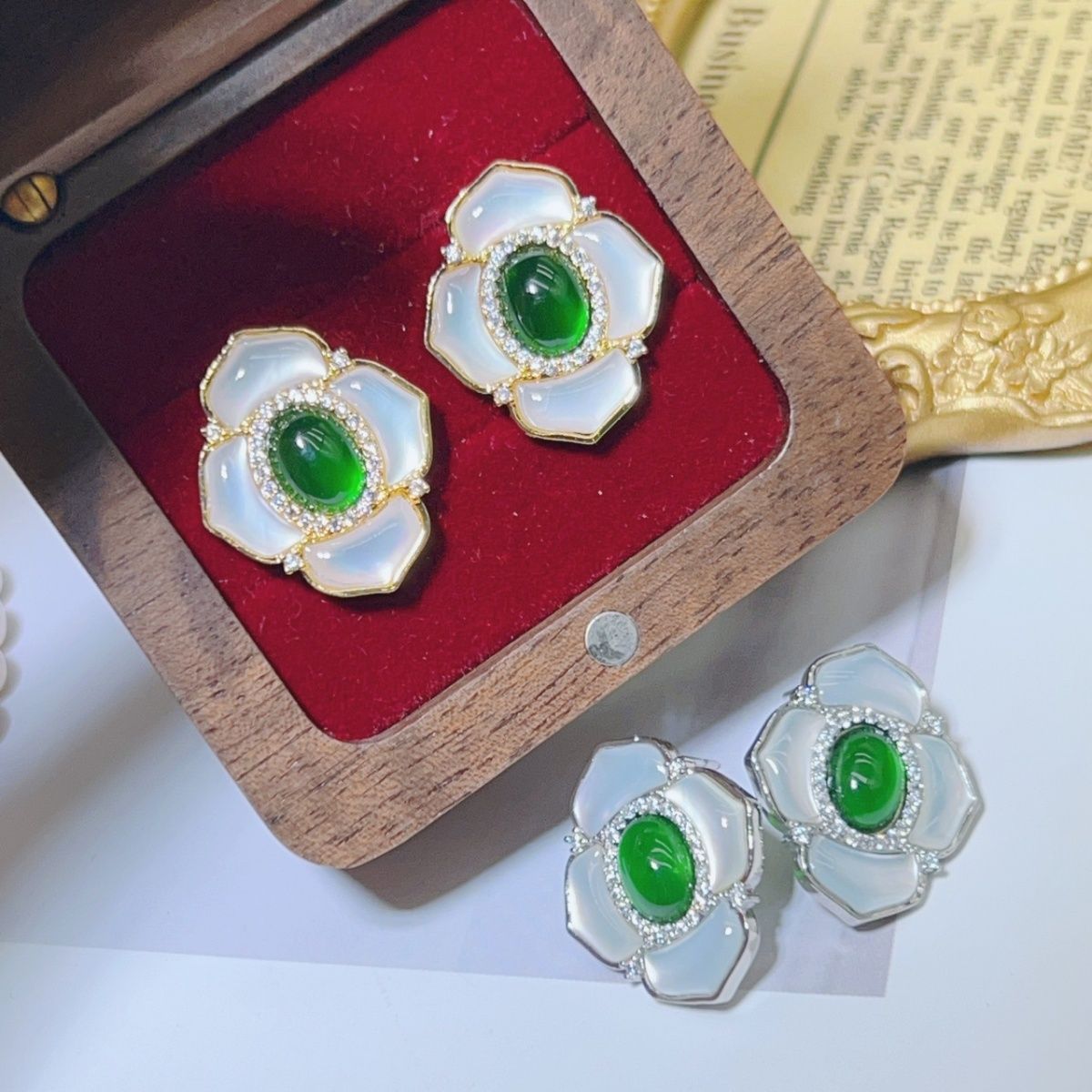Heavy industry light luxury style, niche high-end feel earrings, court-style shell four-leaf clover earrings, imitation turquoise jade, four colors to choose from detail image 8