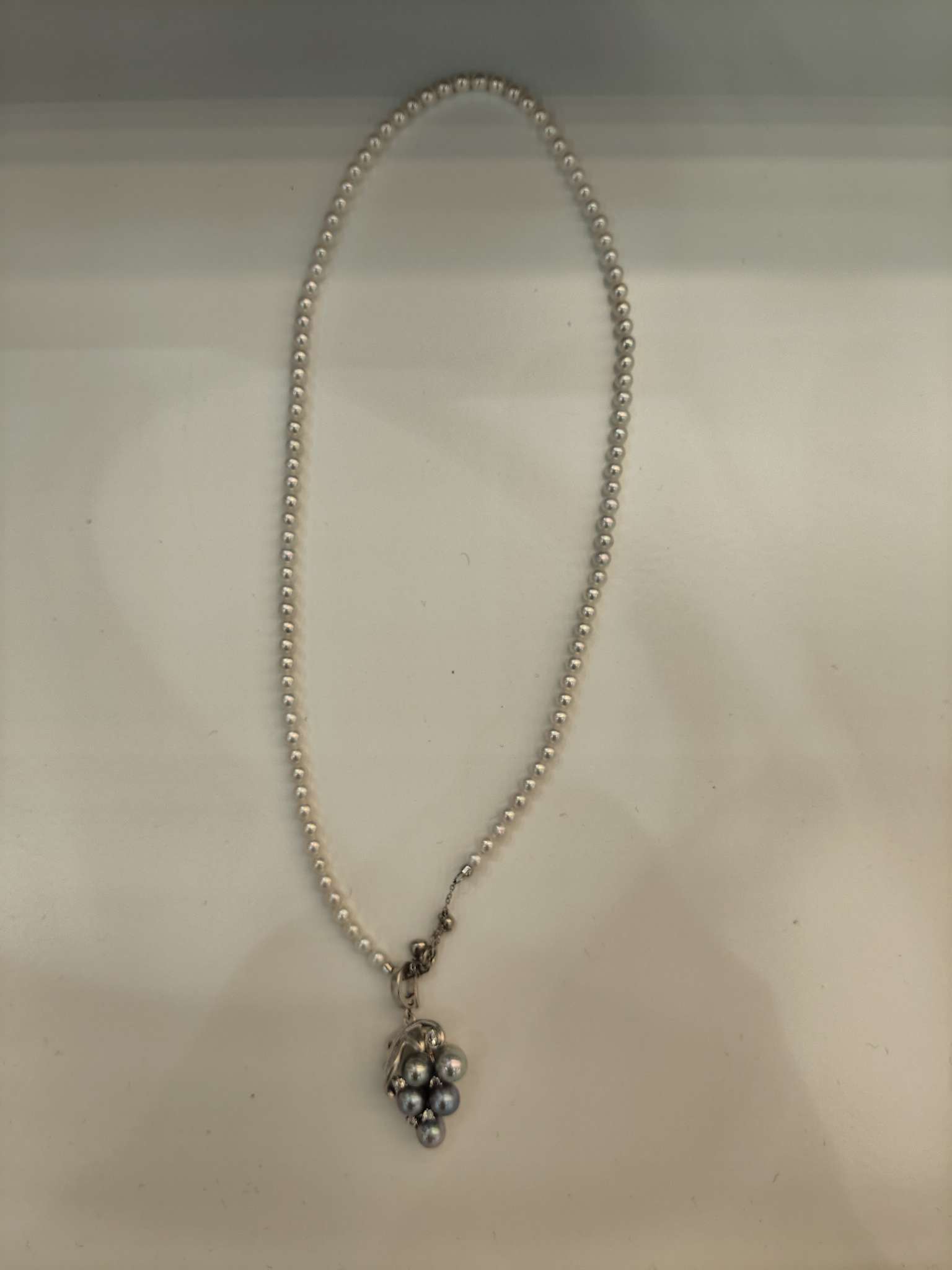 Grape pendant pearl necklace