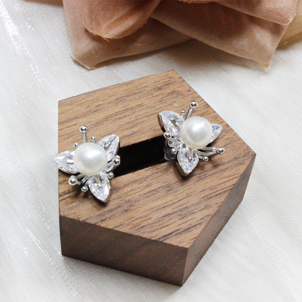 Schwa French high-end, light luxury, shining and elegant pearl earrings, flower center pearl necklace Item Picture