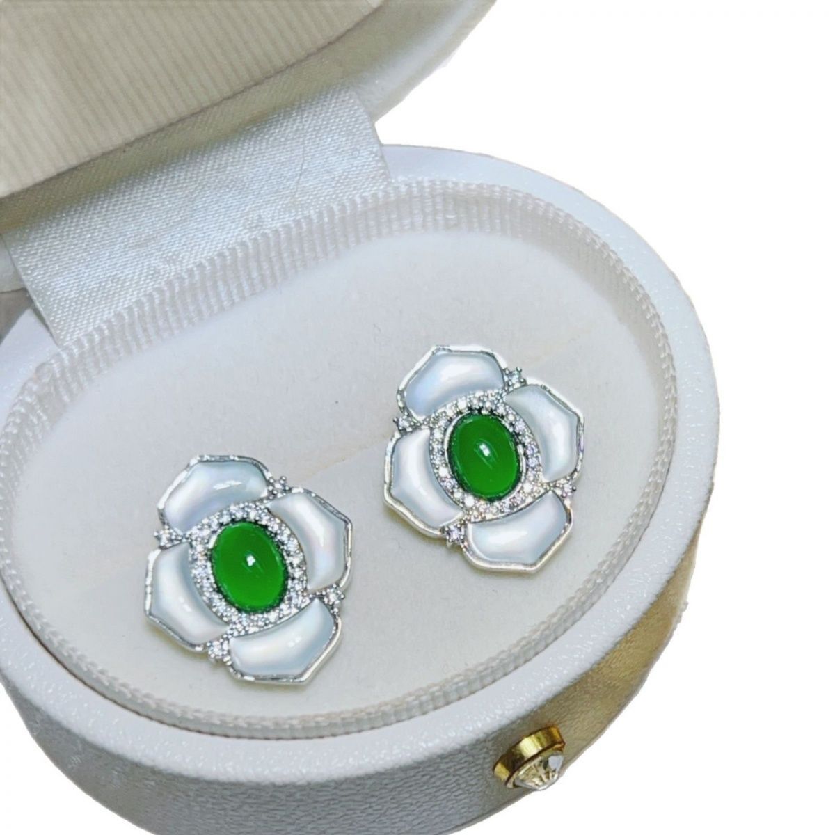 Heavy industry light luxury style, niche high-end feel earrings, court-style shell four-leaf clover earrings, imitation turquoise jade, four colors to choose from detail image 7